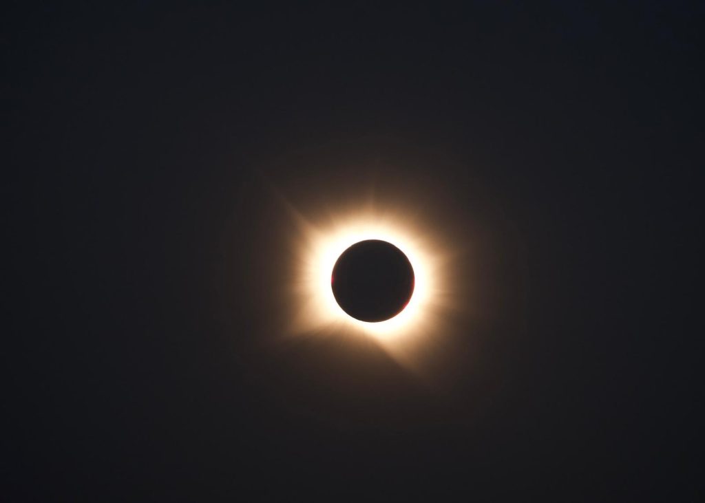 Couronne solaire visible pendant la totalité de l'éclipse du 12 août 2026, observée depuis León en Espagne