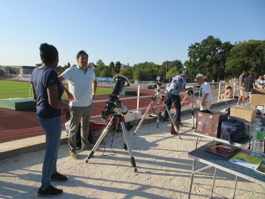 Instruments du Club Cassini installés au stade Montbauron avant l'éclipse du 12 août 2026