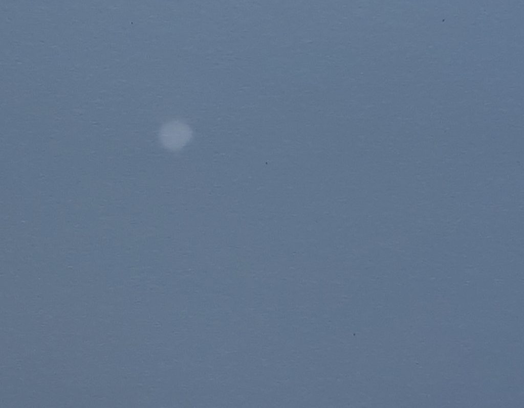 Image du Soleil éclipsé projetée par un sténopé artisanal sur un mur