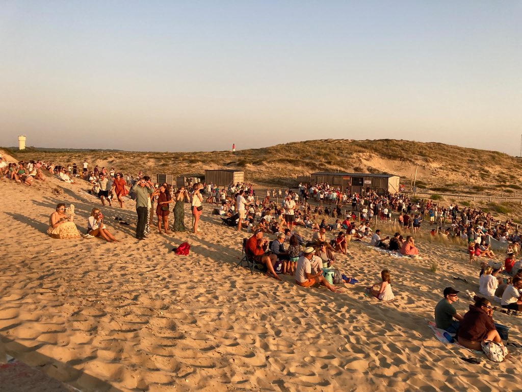 Foule installée sur les dunes du Cap Ferret pour observer l'éclipse