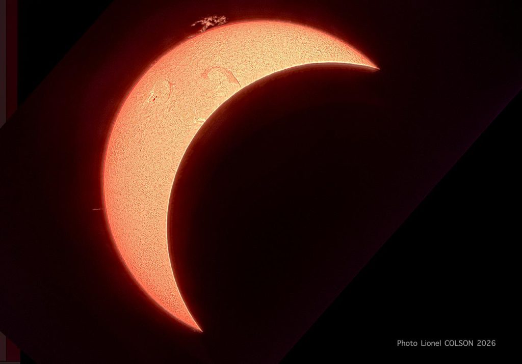 Croissant solaire photographié en H-alpha pendant l'éclipse du 12 août 2026, protubérances visibles sur le bord du disque