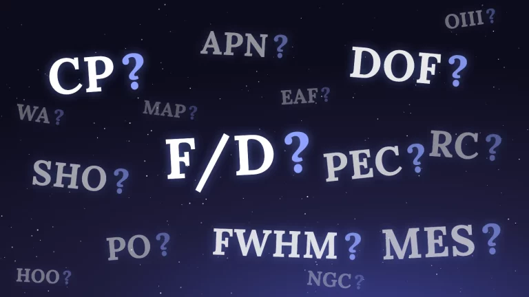 Sigles d’astronomie amateur suivis de points d’interrogation sur un ciel étoilé : CP, APN, DOF, F/D, PEC, SHO, FWHM, MES